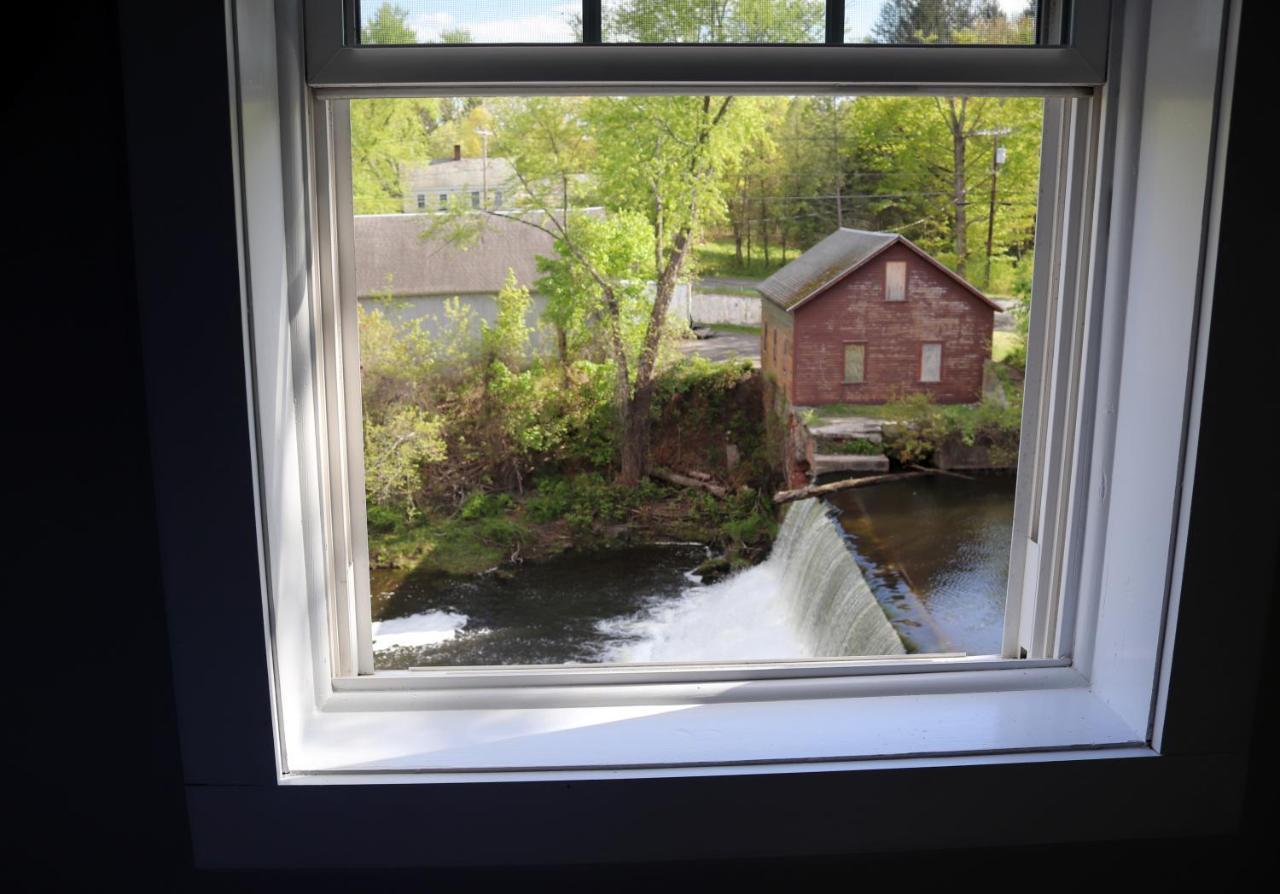 Old Mill Inn Hatfield Exterior photo