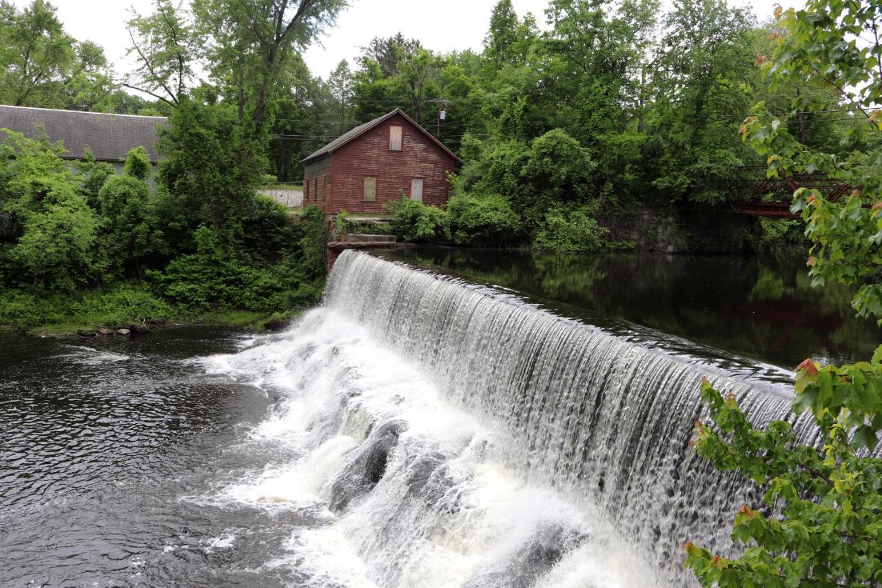 Old Mill Inn Hatfield Exterior photo